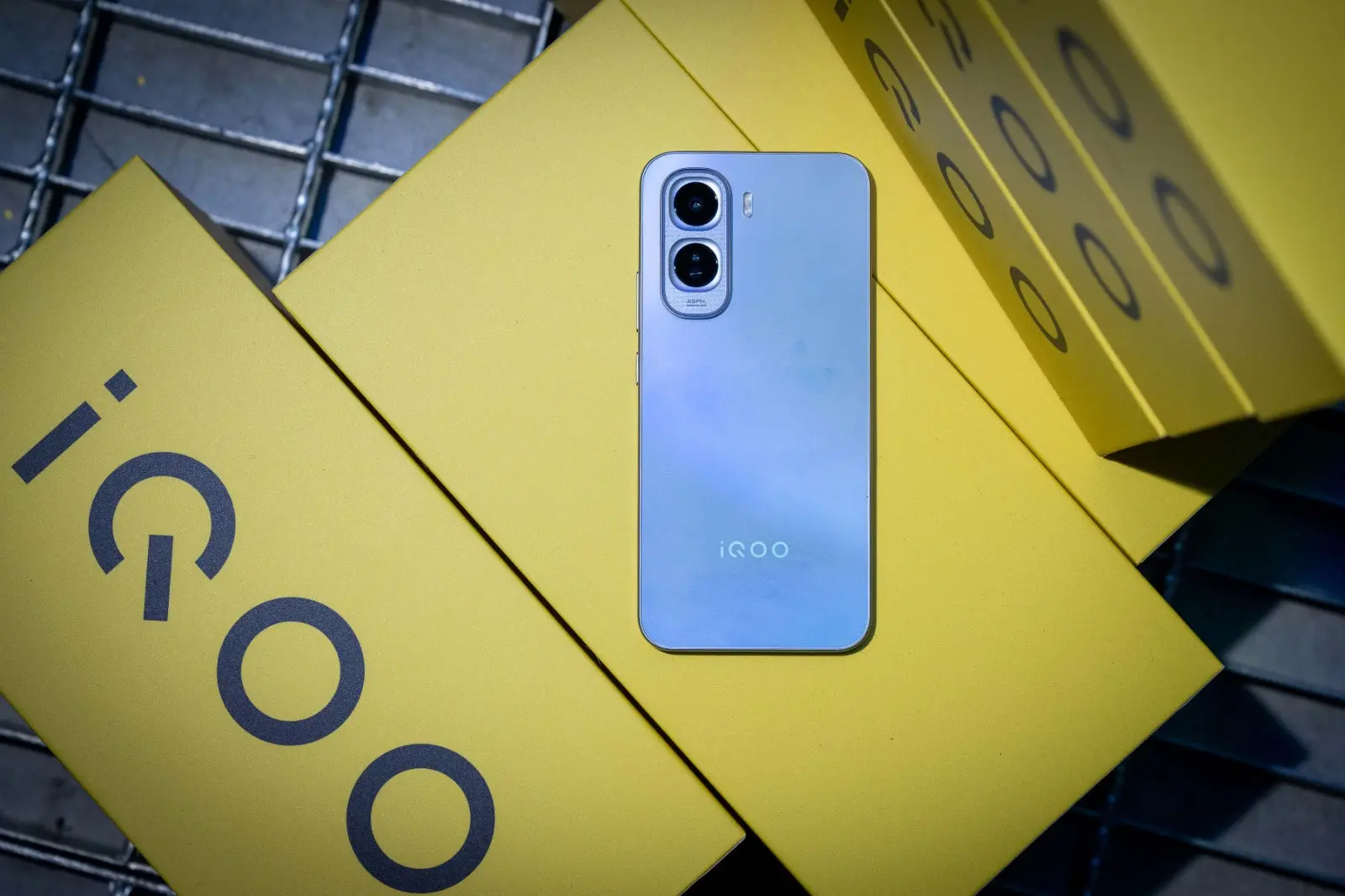 【iQOO新聞照片02】iQOO Z11「冰川藍」演繹極地科技的冷冽未來感，12GB RAM + 256GB ROM建議售價16,999元