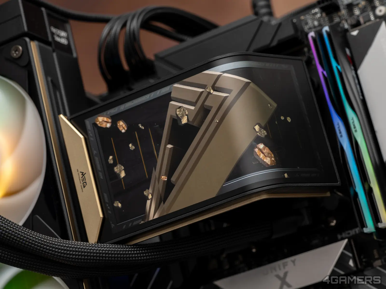 MSI MEG CORELIQUID E15 360