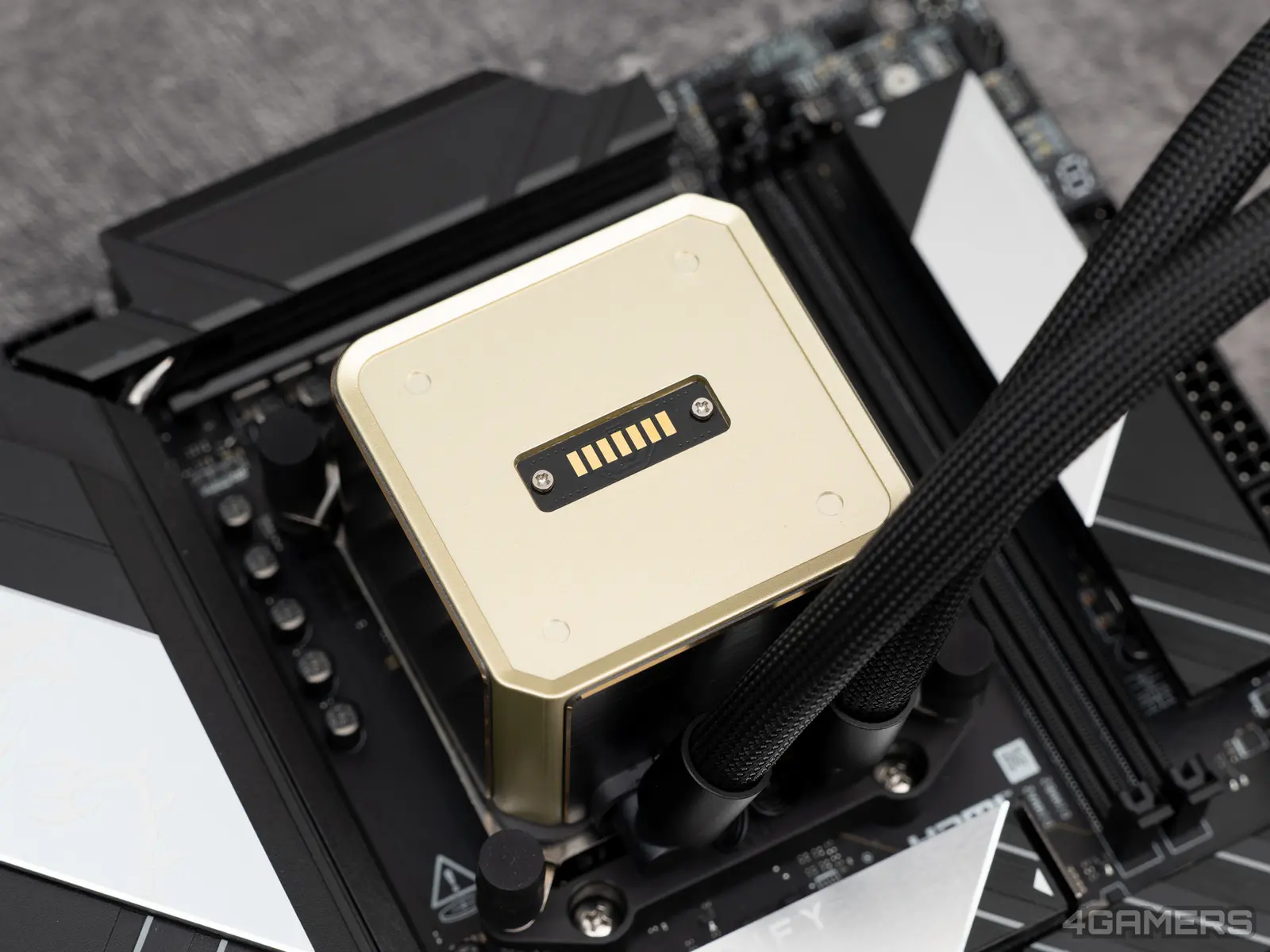 MSI MEG CORELIQUID E15 360
