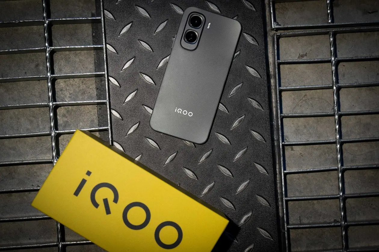 【iQOO新聞照片03】iQOO Z11「宇宙黑」沉穩內斂質感戰線強大氣場，12GB RAM + 256GB ROM建議售價16,999元。