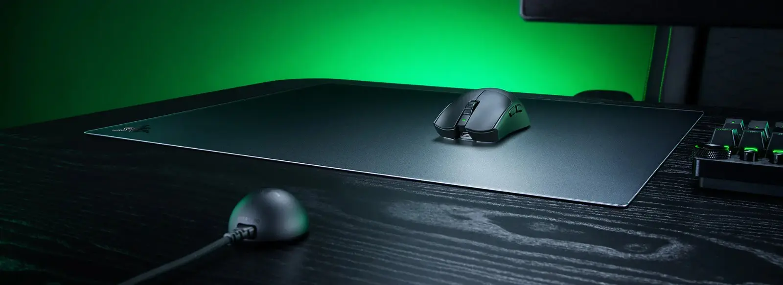 razer-atlas-pro-glass-desktop