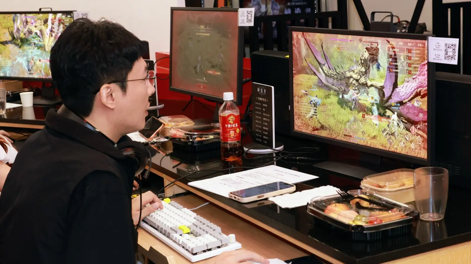 resize_圖片上：棺月實況主玩聚精會神體驗遊戲樂趣。