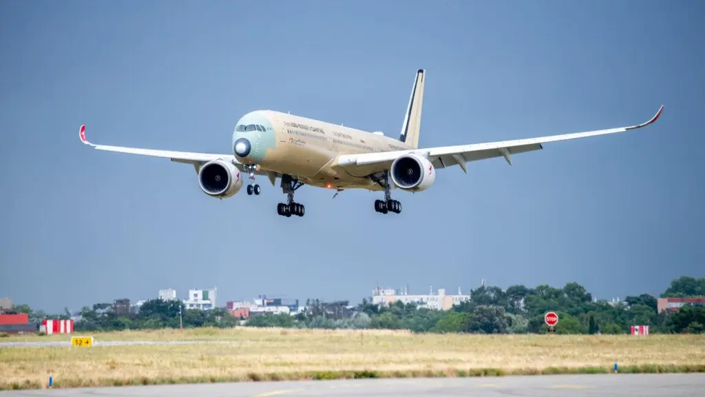 New airliner sets record flying 24 hrs nonstop from Australia to France