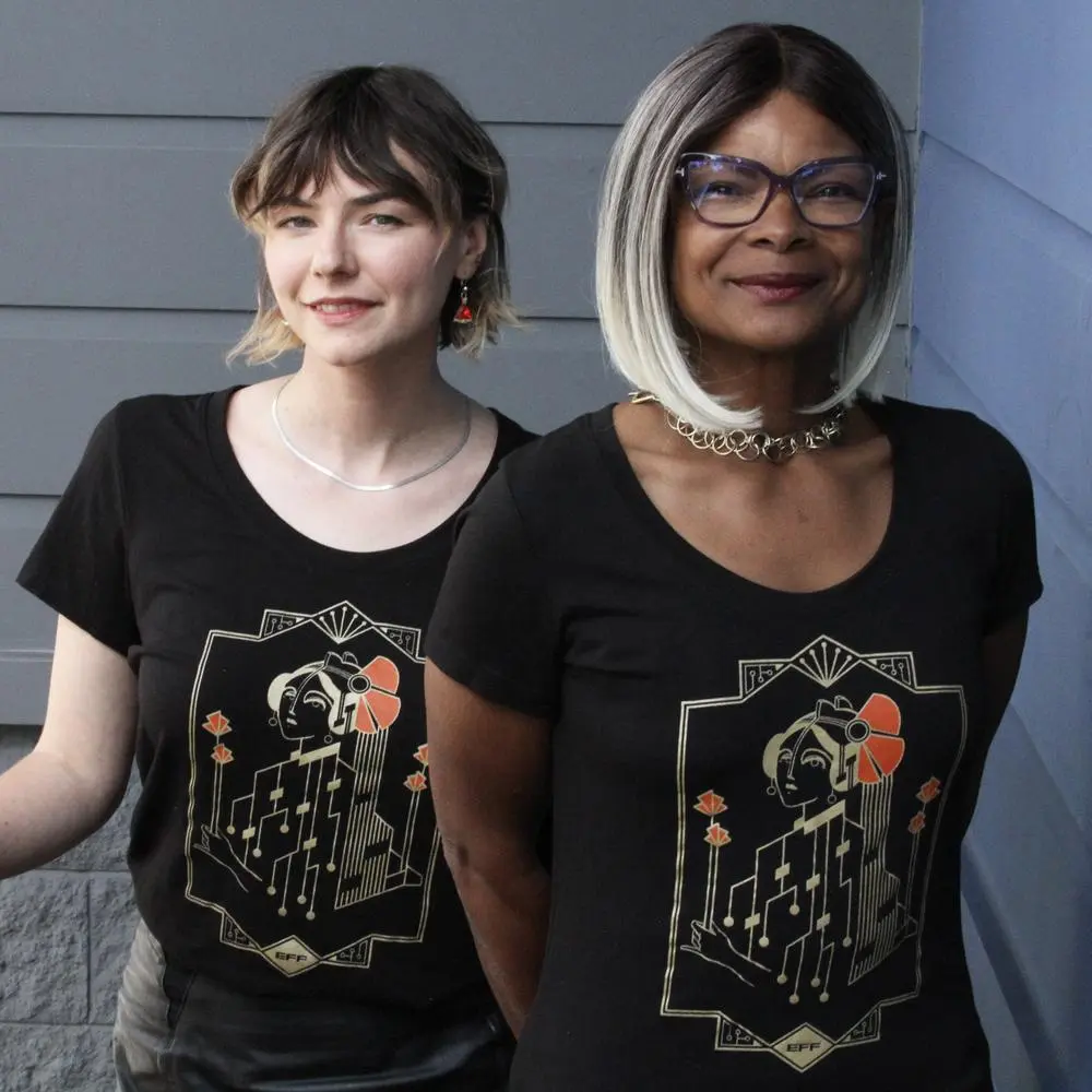 Circuitry, poppies, and digital freedom—all in one super-soft scoop neck tee 🖤