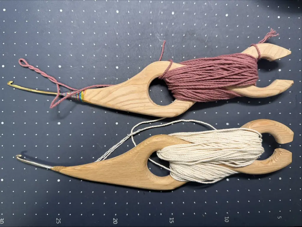 最近學了排灣族的羊角鉤織網袋,難得有看到販售這種比較冷門(?)的材料包 + 教學,覺得機不可失就買了,不然我也不可能為了學這個跑去台東。