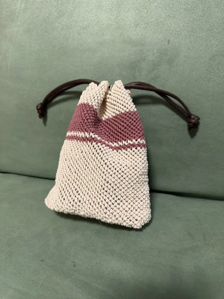 最近學了排灣族的羊角鉤織網袋,難得有看到販售這種比較冷門(?)的材料包 + 教學,覺得機不可失就買了,不然我也不可能為了學這個跑去台東。