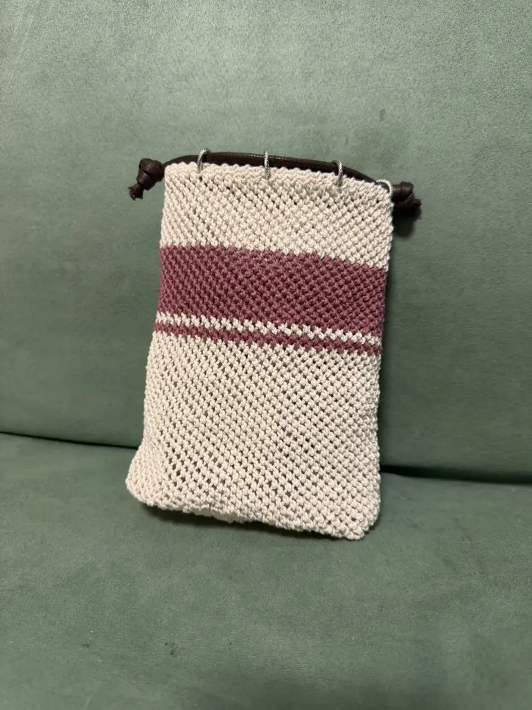 最近學了排灣族的羊角鉤織網袋,難得有看到販售這種比較冷門(?)的材料包 + 教學,覺得機不可失就買了,不然我也不可能為了學這個跑去台東。