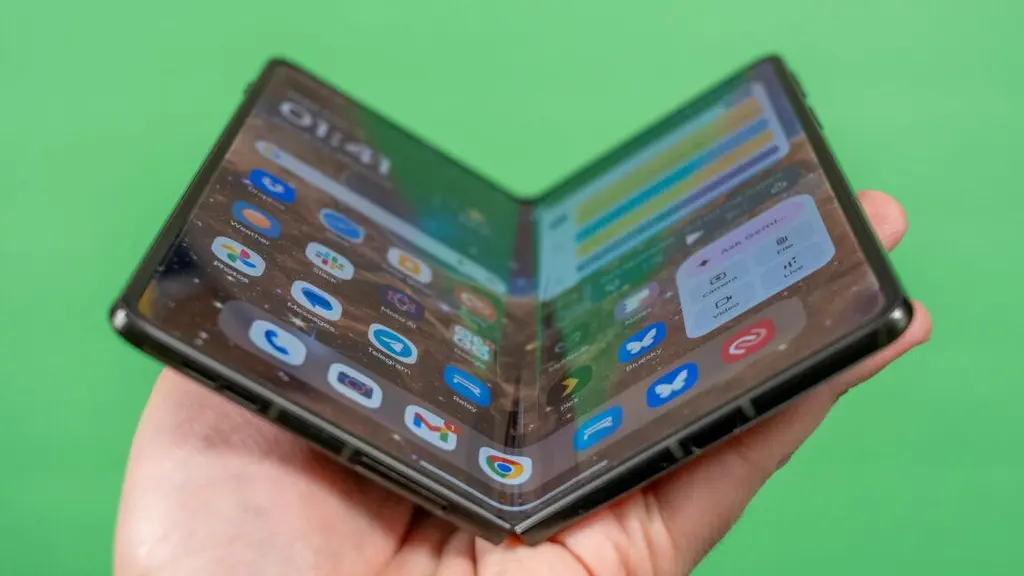Motorola Razr Fold review: Looking for an edge