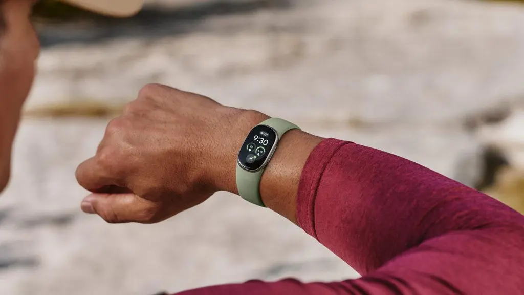 Google announces the Fitbit Edge, a middle ground between Pixel Watch 5 and…