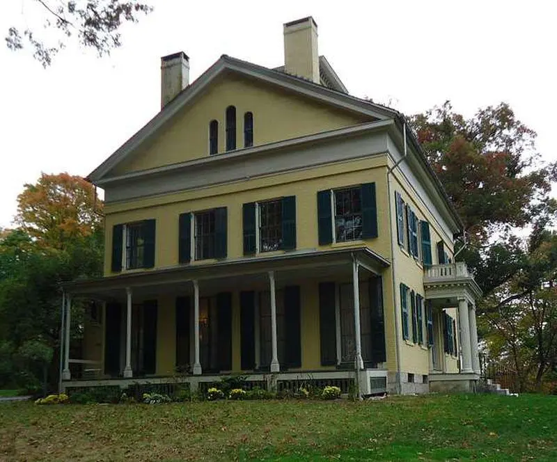 10 Small Towns for Bookworms in the United States