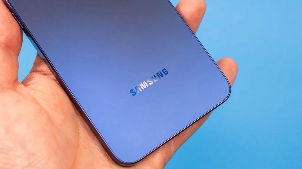 Apple and Samsung benefit as memory shortage pushes smartphone shipments to…